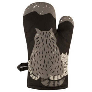 The “Make your own dinner - Oven Mitt” showcases a grey illustration of a cat and kitten sitting together, gazing at a starry night sky and mountains—bringing the same warmth and charm to your kitchen that BlueQ oven gloves are known for. Gate21.ee