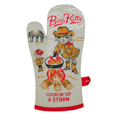 The Boss kitty - Oven Mitt is a beige BlueQ oven glove illustrated with a cat dressed as a cowboy cooking over a campfire. Featuring Western-themed details, bold text reading “Boss Kitty” and “Cookin Up a Storm,” and finished with a red hanging loop, this glove adds playful charm to your kitchen. Gate21.ee