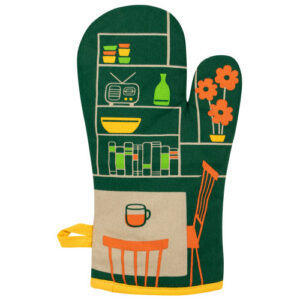The “Always Time for You” oven glove by BlueQ features a green background with a printed kitchen scene, including shelves with crockery, a bowl, a bottle, flowers, a table with a mug, and an orange chair. It is finished with yellow edging and includes a handy hanging loop. Gate21.ee