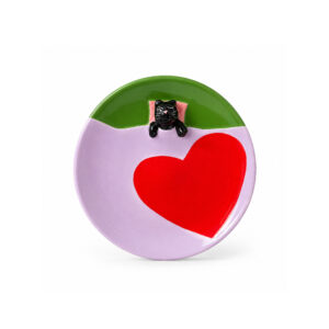 Pink Dreamer Cat - Jewellery Plate: a round dish featuring a large red heart on a light purple background with a small black cat figurine resting on a green ledge. Gate21.ee