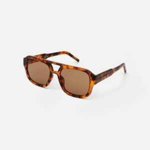 A pair of Kaya - Galactic Pink A. Kjærbede sunglasses with brown lenses and thick square frames are displayed on a white background, facing slightly to the right. Gate21.ee
