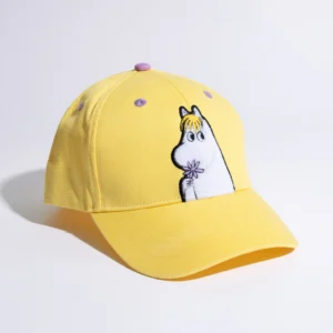 The Moomin Love Kids Cap features a yellow design with an embroidered cartoon and purple accents, pairing perfectly with playful Moomin keyrings for a fun, whimsical touch. Gate21.ee