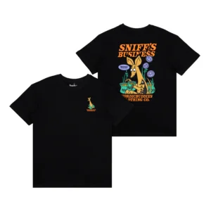 Two black Moomin Heavy Ts – Sniff’s Business are shown, front with a small dog, mushrooms, and grass graphic; back with a larger design of the same dog scene and bold yellow “SNIFF’S BUSINESS” text. Gate21.ee