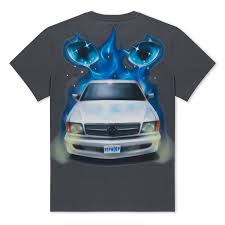 The Nerman Rockwell Tee in Dusty Olive features an airbrushed white car with blue flame accents and stylised eyes above it, plus a STAYCOLD front number plate for a distinct RIPnDIP touch. Gate21.ee